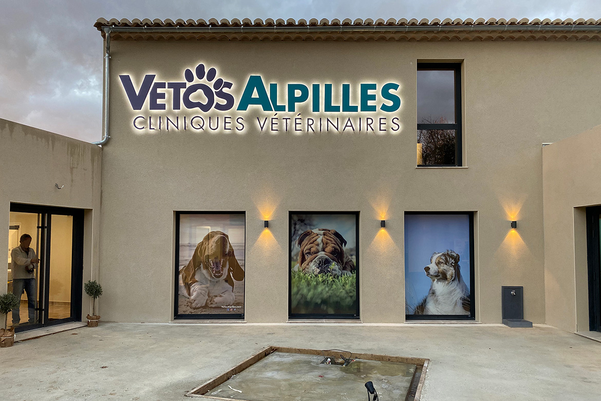 Création pose habillage complet façade clinique vétérinaire Vétos Alpilles